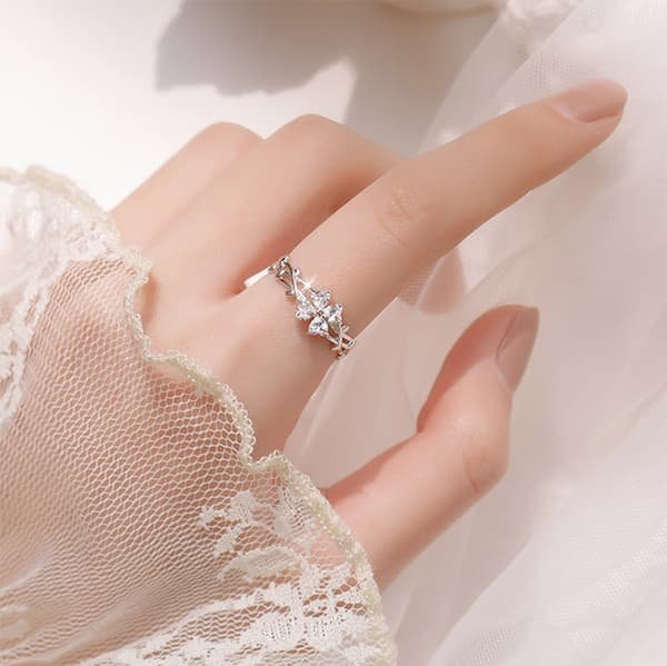 Đeo nhẫn ngón nào? Ý nghĩa từng ngón tay đeo nhẫn ở nữ theo phong thuỷ 11 Đeo-nhẫn-ngón-nào-ý-nghĩa-từng-ngón-tay-đeo-nhẫn-ở-nữ-theo-phong-thuỷ-img2